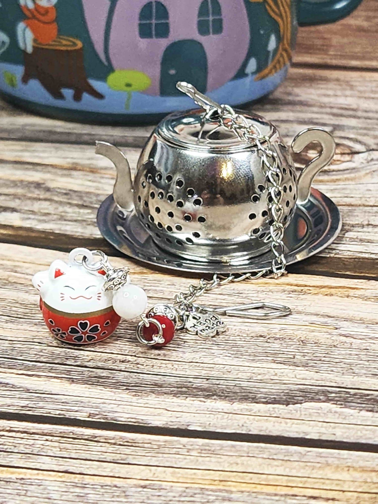 infuseur à thé fait main avec breloque maneki neko et pierres fines personnalisables