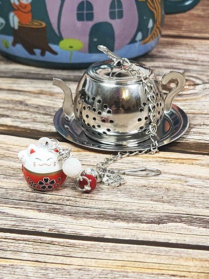 infuseur à thé fait main avec breloque maneki neko et pierres fines personnalisables