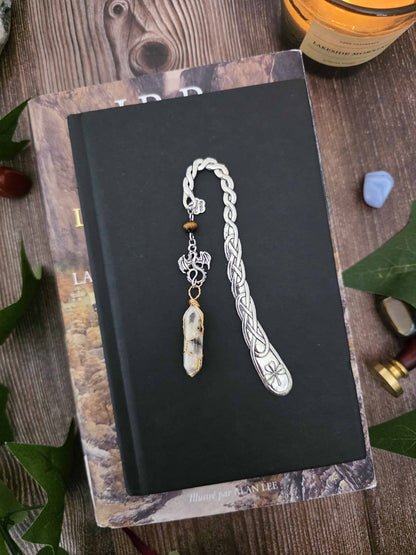 Un marque-page fantasy en métal orné d’un dragon et d’une grande pointe d’agate sertie de fil doré, imaginé comme un petit artefact magique pour accompagner vos aventures littéraires