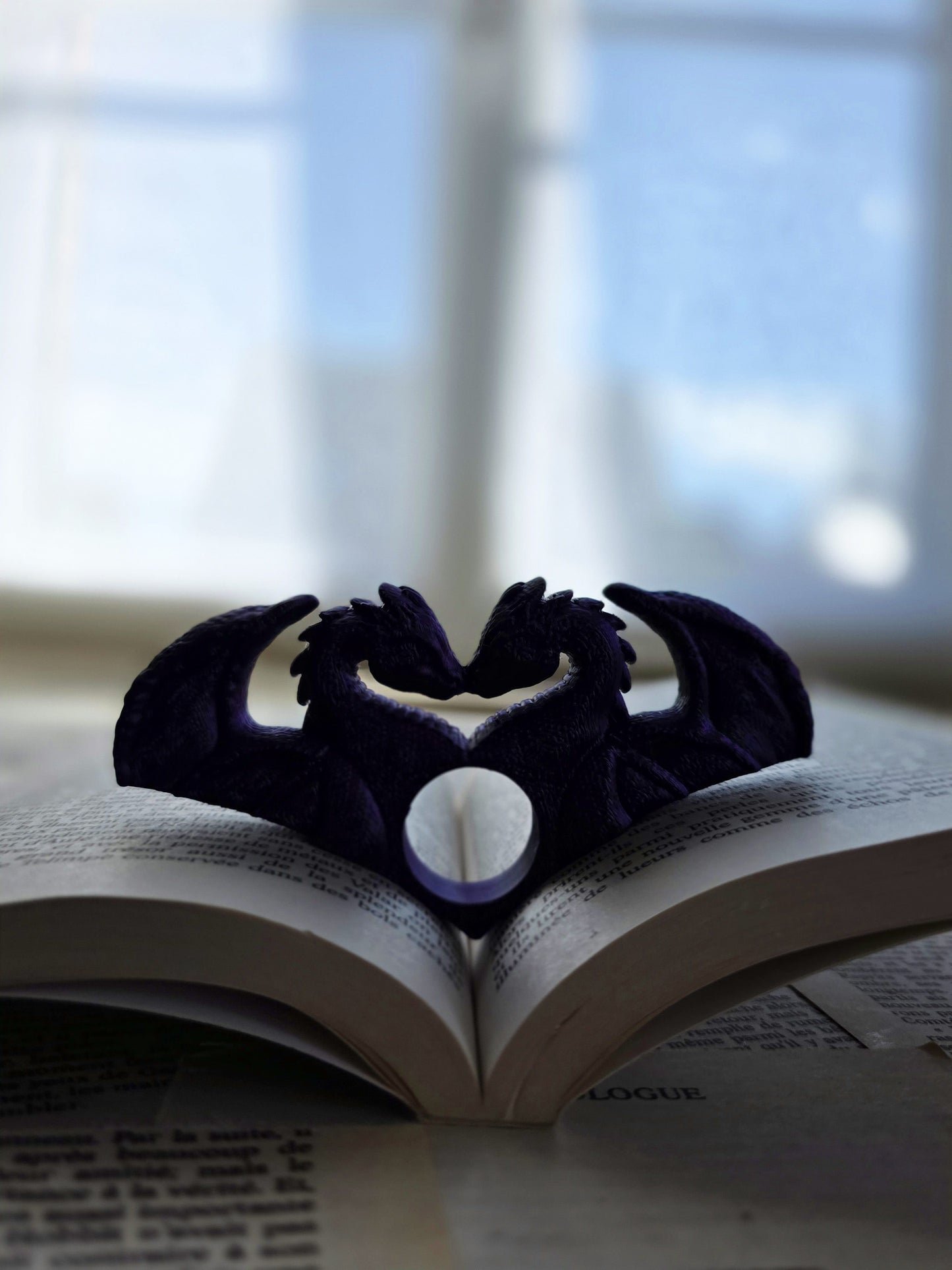 bague de lecture dragons amoureux. impression 3D en PLA noir et violet. Fait main. Bellette workshop. Reading ring, 3d printed. Dragons. Fantasy. Handmade with love. For booklovers. Romantasy. poetique