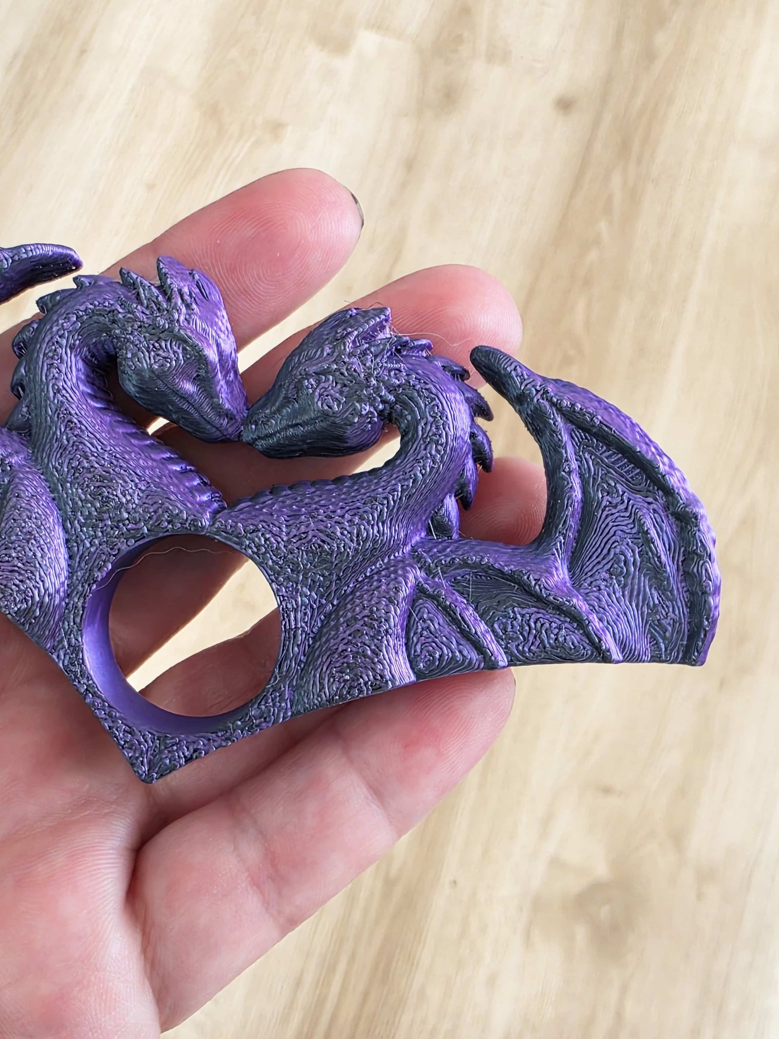 bague de lecture dragons amoureux. impression 3D en PLA noir et violet. Fait main. Bellette workshop. Reading ring, 3d printed. Dragons. Fantasy. Handmade with love. For booklovers. Romantasy. zoom