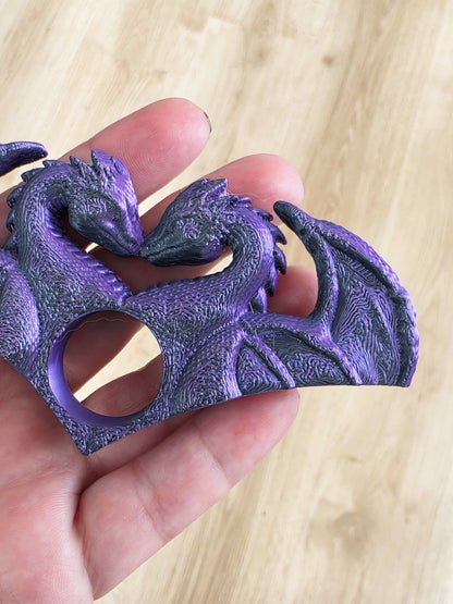 bague de lecture dragons amoureux. impression 3D en PLA noir et violet. Fait main. Bellette workshop. Reading ring, 3d printed. Dragons. Fantasy. Handmade with love. For booklovers. Romantasy. zoom