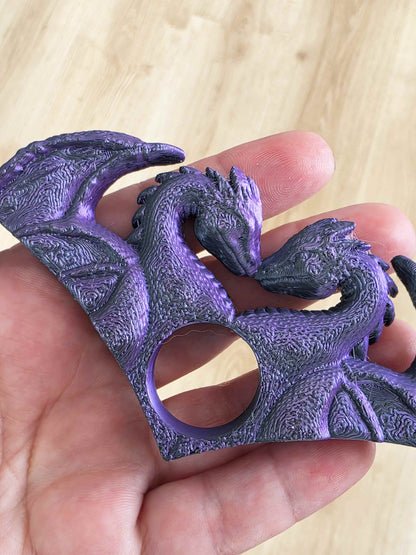 bague de lecture dragons amoureux. impression 3D en PLA noir et violet. Fait main. Bellette workshop. Reading ring, 3d printed. Dragons. Fantasy. Handmade with love. For booklovers. Romantasy. zoom de gauche