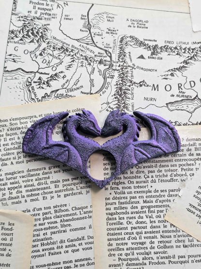bague de lecture dragons amoureux. impression 3D en PLA noir et violet. Fait main. Bellette workshop. Reading ring, 3d printed. Dragons. Fantasy. Handmade with love. For booklovers. Romantasy. a plat