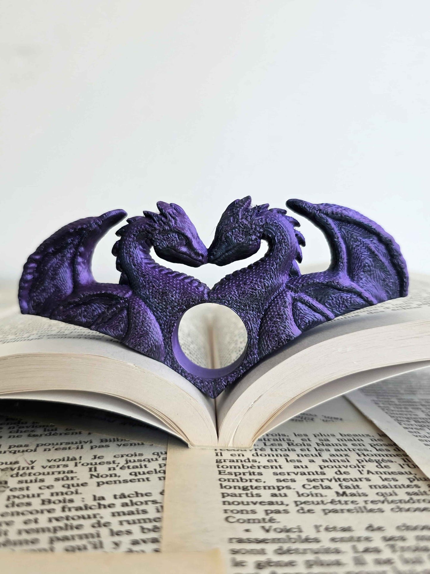 bague de lecture dragons amoureux. impression 3D en PLA noir et violet. Fait main. Bellette workshop. Reading ring, 3d printed. Dragons. Fantasy. Handmade with love. For booklovers. Romantasy