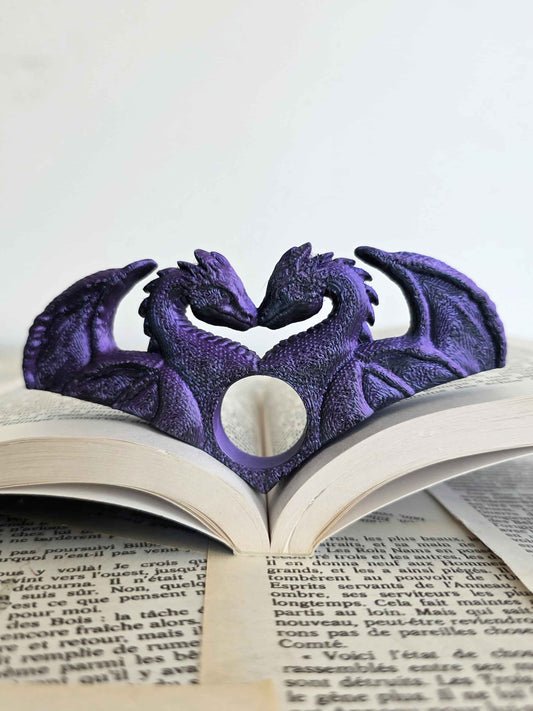 bague de lecture dragons amoureux. impression 3D en PLA noir et violet. Fait main. Bellette workshop. Reading ring, 3d printed. Dragons. Fantasy. Handmade with love. For booklovers. Romantasy