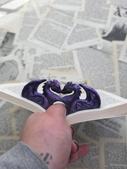 bague de lecture dragons amoureux. impression 3D en PLA noir et violet. Fait main. Bellette workshop. Reading ring, 3d printed. Dragons. Fantasy. Handmade with love. For booklovers. Romantasy. dans un livre. Tolkien