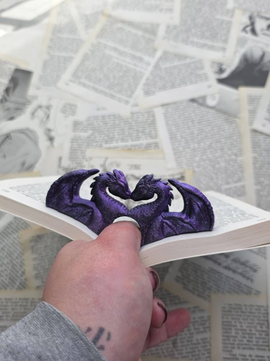 bague de lecture dragons amoureux. impression 3D en PLA noir et violet. Fait main. Bellette workshop. Reading ring, 3d printed. Dragons. Fantasy. Handmade with love. For booklovers. Romantasy. dans un livre. Tolkien