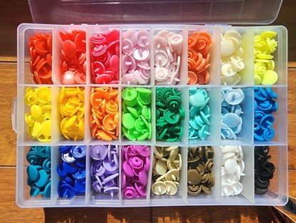 La boite contenant les 24 couleurs de boutons pressions à choisir 
