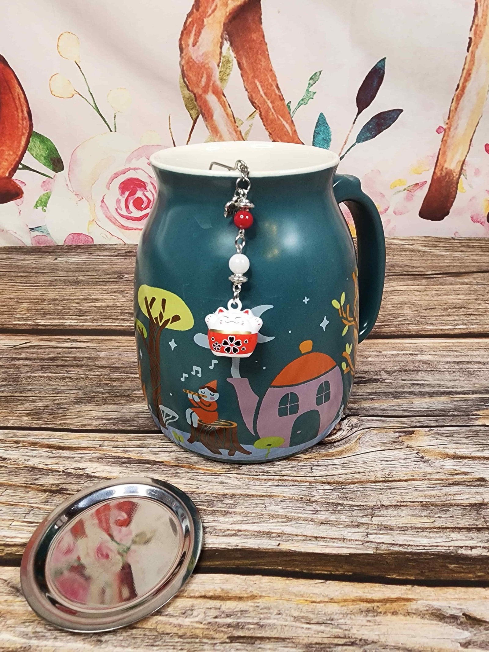 Mise en scène de l'infuseur à thé Maneki Neko dans une tasse cosy
