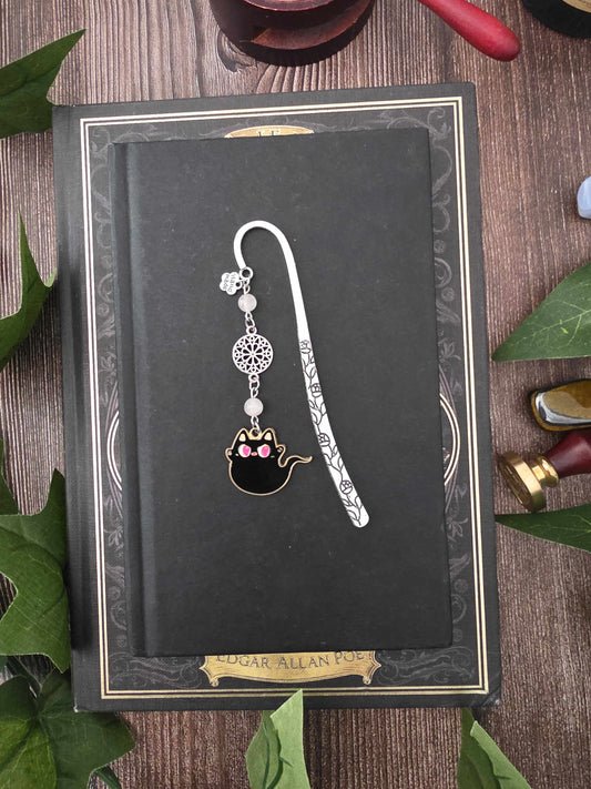 Ce marque-page en métal est orné d'un petit chat noir fantôme aux yeux roses, de perles en pierres naturelles et de détails argentés
