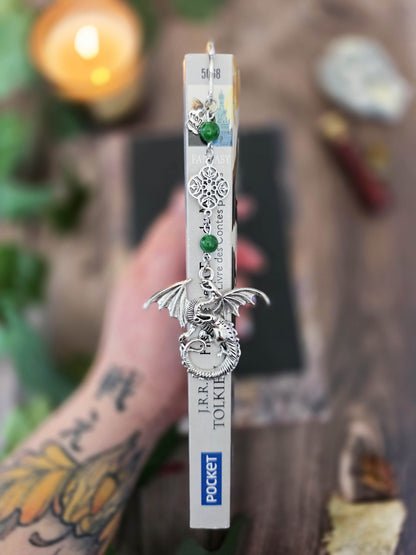 Marque-page en métal Dragon orné de pierres fines naturelles de jade, personnalisable. Le bijou de livre est visible sur la tranche d'un livre de Tolkien