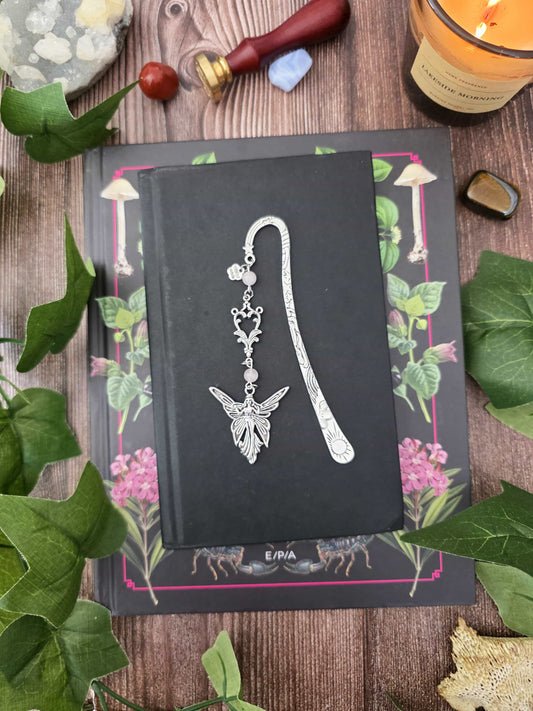 Ce marque-page en métal argenté est orné d'une délicate fée et de véritables pierres naturelles personnalisables : quartz rose sur le modèle