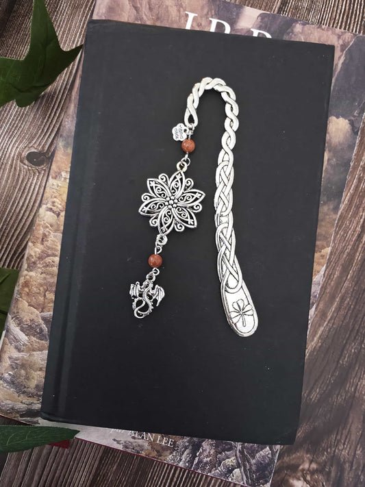 marque-page en métal en forme de petit dragon avec une grande fleur ciselé au dessus. Deux pierres naturelles de sable doré est sur le signet. Un bijou de livre original. Un cadeau pour lecteur de fantasy. Romantasy. Bellette Workshop