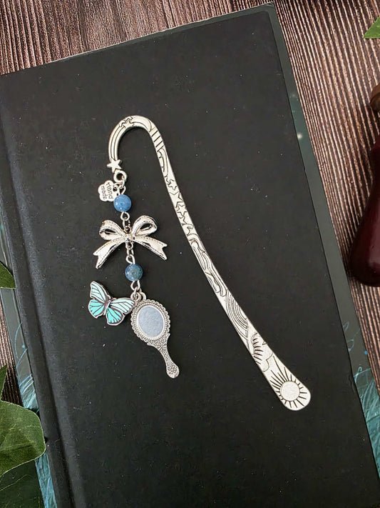 marque-page miroir enchanté, papillon bleu avec un ruban et deux pierres naturelles d'apatite bleue. Le signet est fait à la main par bellette workshop. Ce bijou de lecture est personnalisable
