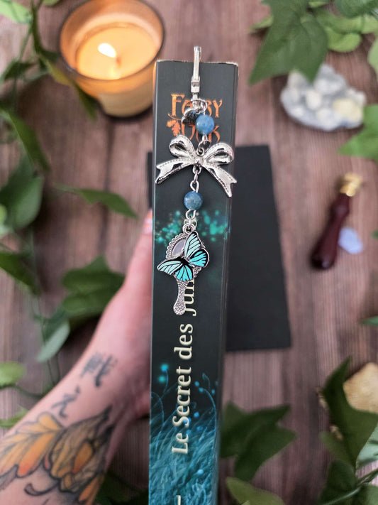 marque-page miroir enchanté, papillon bleu avec un ruban et deux pierres naturelles d'apatite bleue. Le signet est fait à la main par bellette workshop. Ce bijou de lecture est personnalisable. vu dans un livre féérique, fantasy