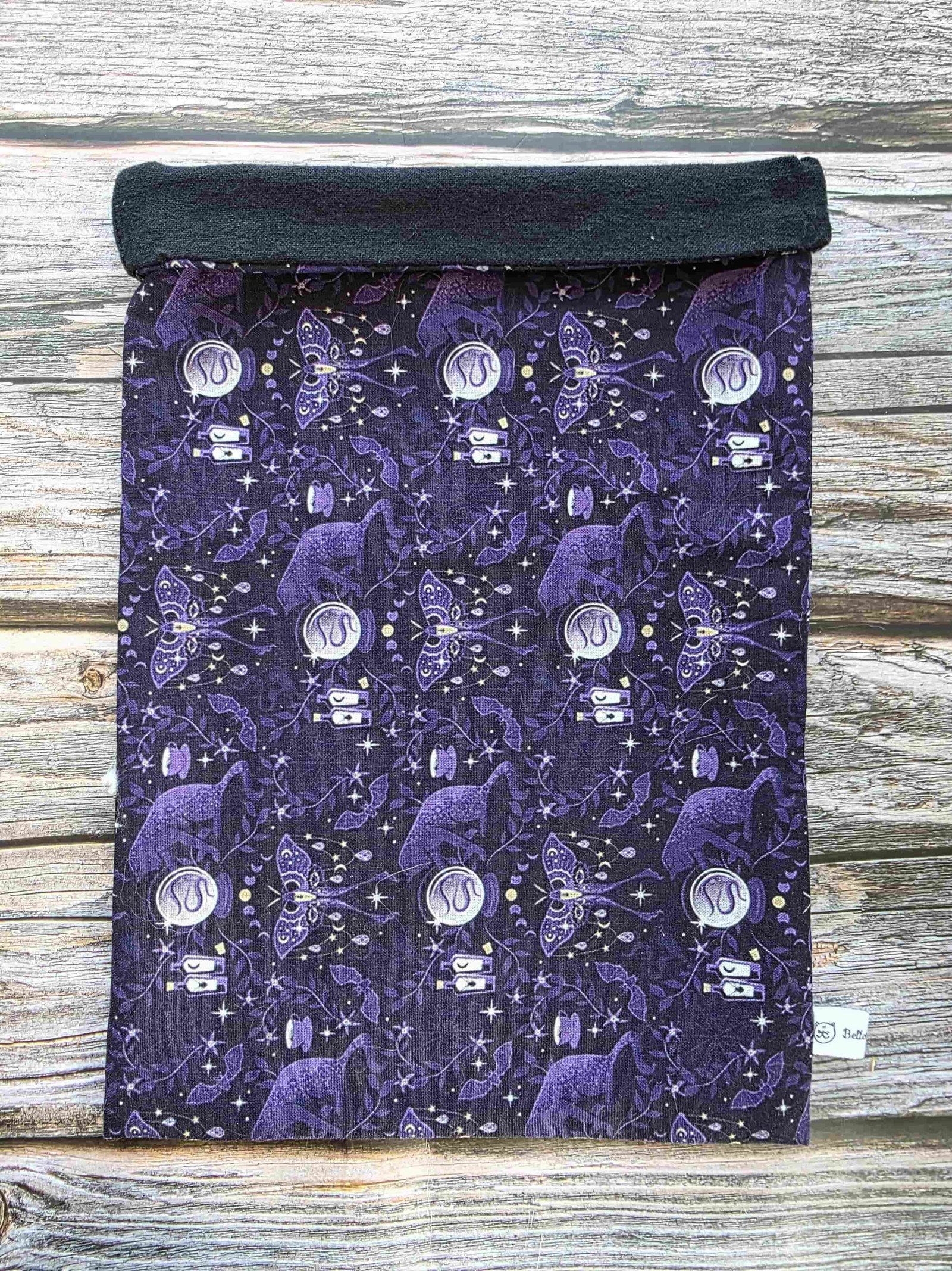 pochette livre chat ésotérique, esoteric, witchy, book sleeve, custom book sleeve, pochette à livre, chat boule de cristal, fait main, bretagne, bellette workshop