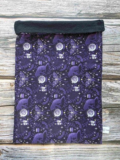 pochette livre chat ésotérique, esoteric, witchy, book sleeve, custom book sleeve, pochette à livre, chat boule de cristal, fait main, bretagne, bellette workshop