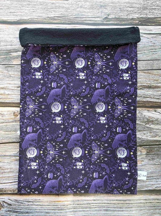 pochette livre chat ésotérique, esoteric, witchy, book sleeve, custom book sleeve, pochette à livre, chat boule de cristal, fait main, bretagne, bellette workshop