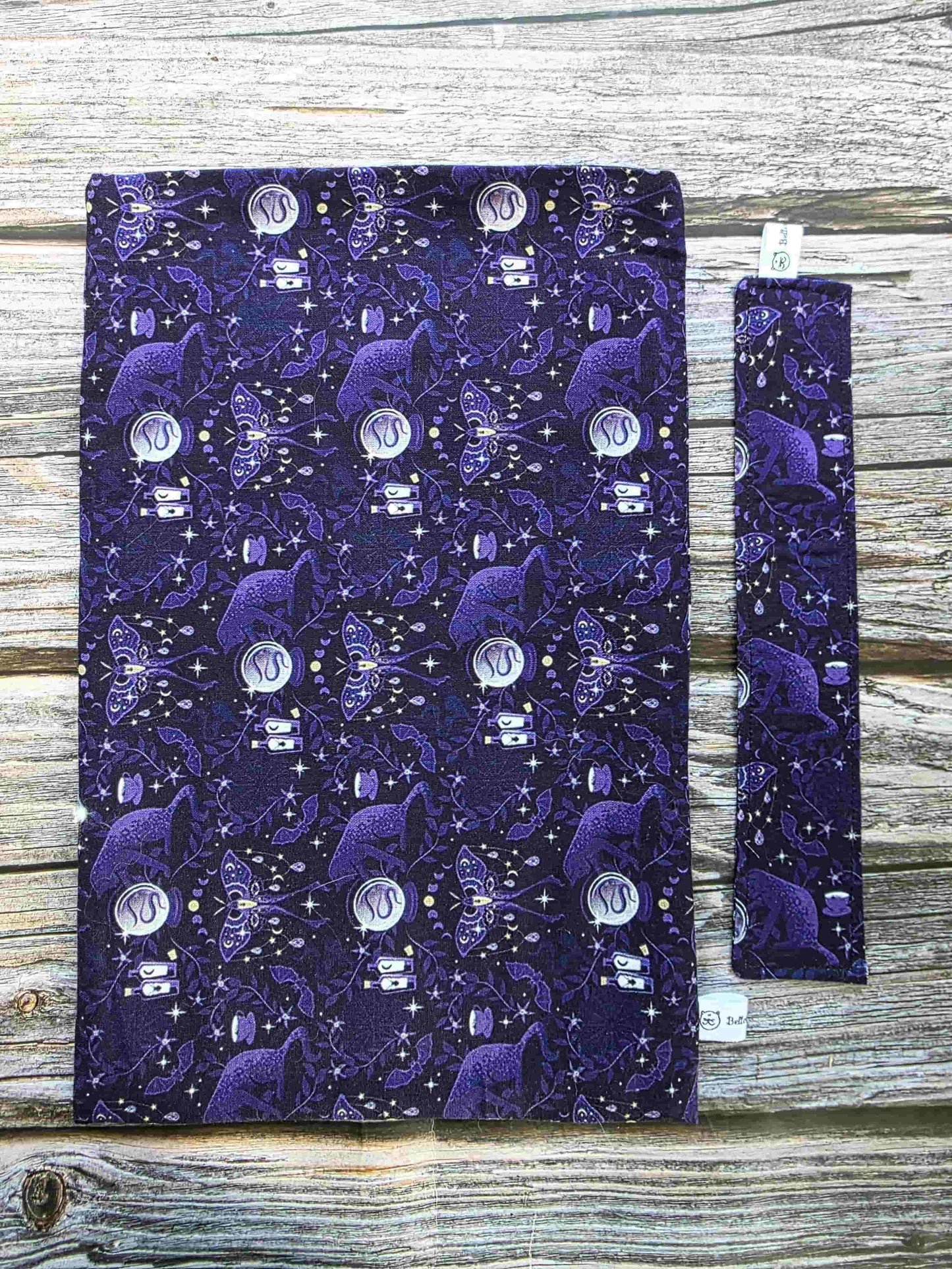 pochette livre chat ésotérique, esoteric, witchy, book sleeve, custom book sleeve, pochette à livre, chat boule de cristal, fait main, bretagne, bellette workshop avec marque page en tissu assorti