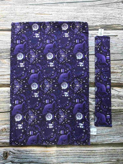 pochette livre chat ésotérique, esoteric, witchy, book sleeve, custom book sleeve, pochette à livre, chat boule de cristal, fait main, bretagne, bellette workshop avec marque page en tissu assorti