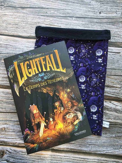 pochette livre chat ésotérique, esoteric, witchy, book sleeve, custom book sleeve, pochette à livre, chat boule de cristal, fait main, bretagne, bellette workshop avec livre à côté