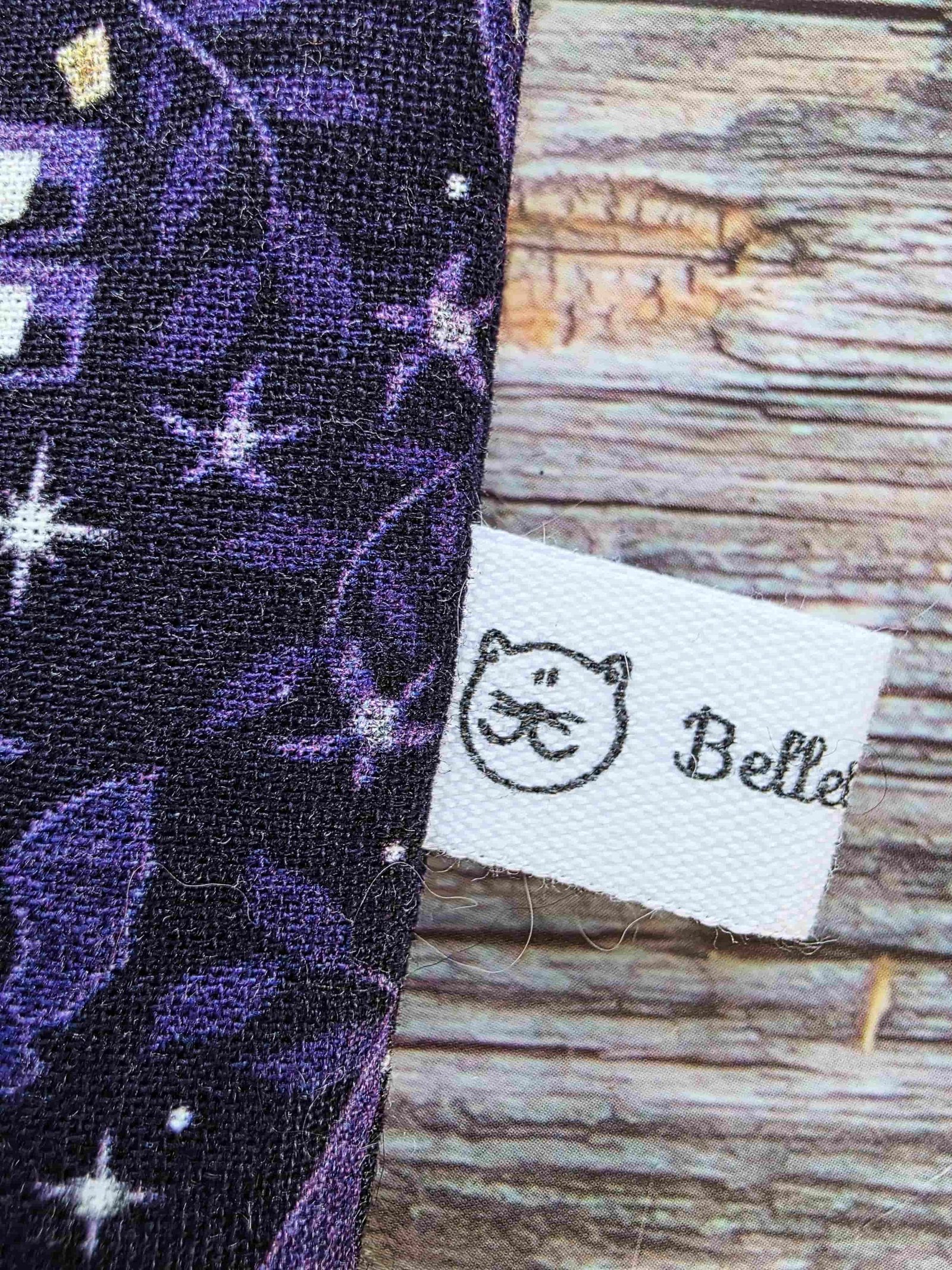 pochette livre chat ésotérique, esoteric, witchy, book sleeve, custom book sleeve, pochette à livre, chat boule de cristal, fait main, bretagne, bellette workshop zoom sur l'étiquette