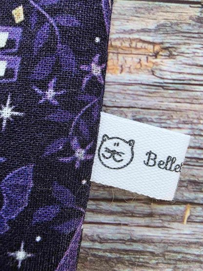 pochette livre chat ésotérique, esoteric, witchy, book sleeve, custom book sleeve, pochette à livre, chat boule de cristal, fait main, bretagne, bellette workshop zoom sur l'étiquette
