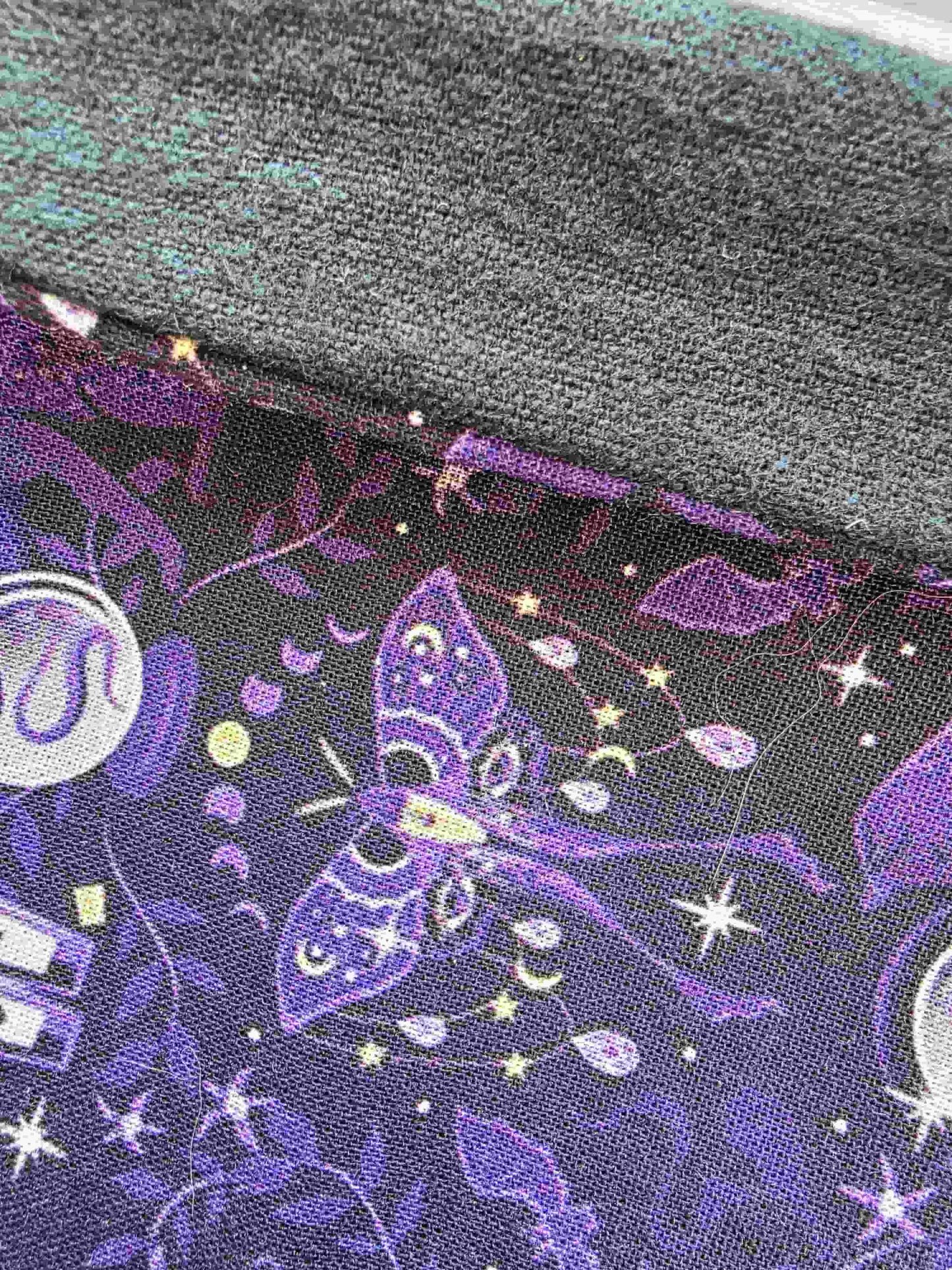 pochette livre chat ésotérique, esoteric, witchy, book sleeve, custom book sleeve, pochette à livre, chat boule de cristal, fait main, bretagne, bellette workshop zoom sur le tissu flanelle de coton
