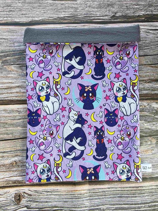 pochette livre inspiré par sailor moon, chat noir et chat blanc. Bellette Workshop. Kawaii, cute book sleeve, manga.
