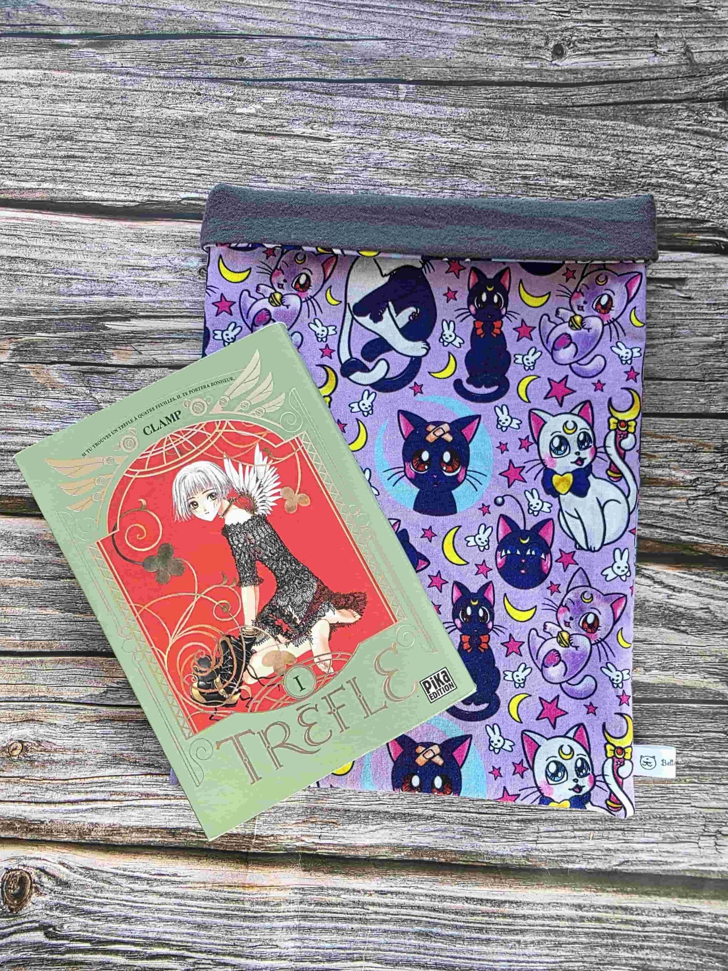 pochette livre inspiré par sailor moon, chat noir et chat blanc. Bellette Workshop. Kawaii, cute book sleeve, manga. avec livre dessus