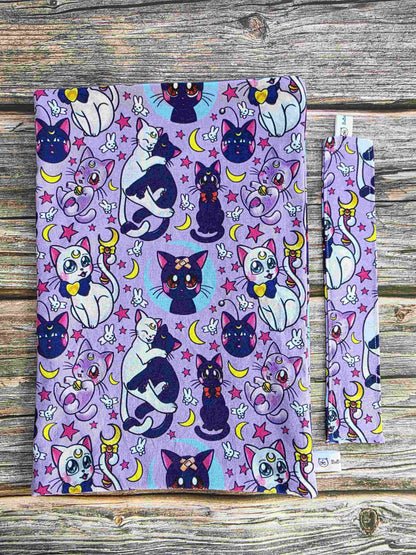 pochette livre inspiré par sailor moon, chat noir et chat blanc. Bellette Workshop. Kawaii, cute book sleeve, manga. avec marque page en tissu assorti