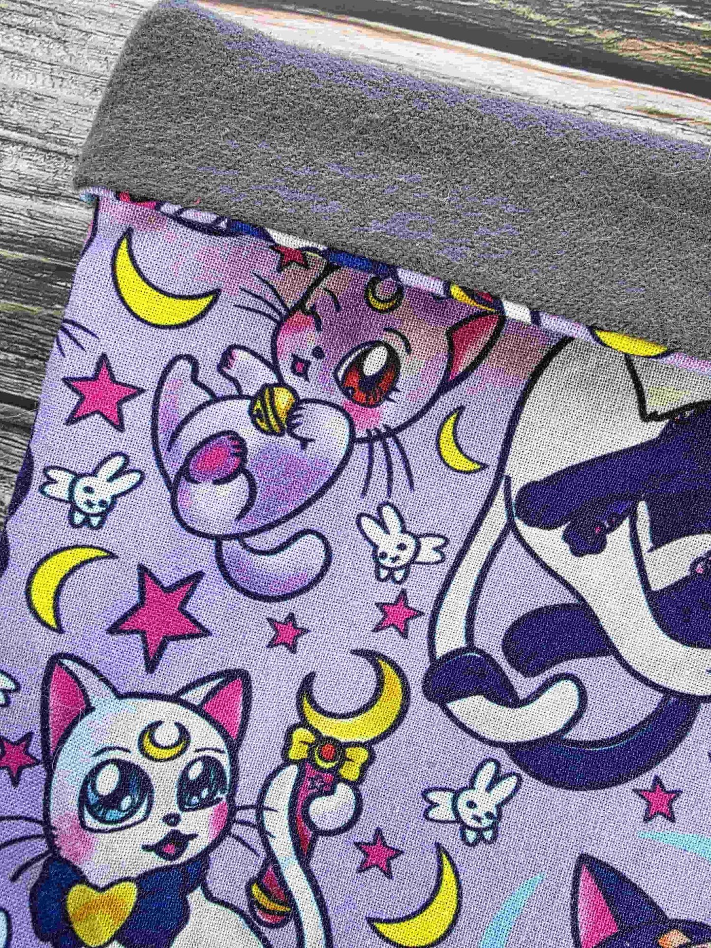 pochette livre inspiré par sailor moon, chat noir et chat blanc. Bellette Workshop. Kawaii, cute book sleeve, manga. détail de la flanelle de coton