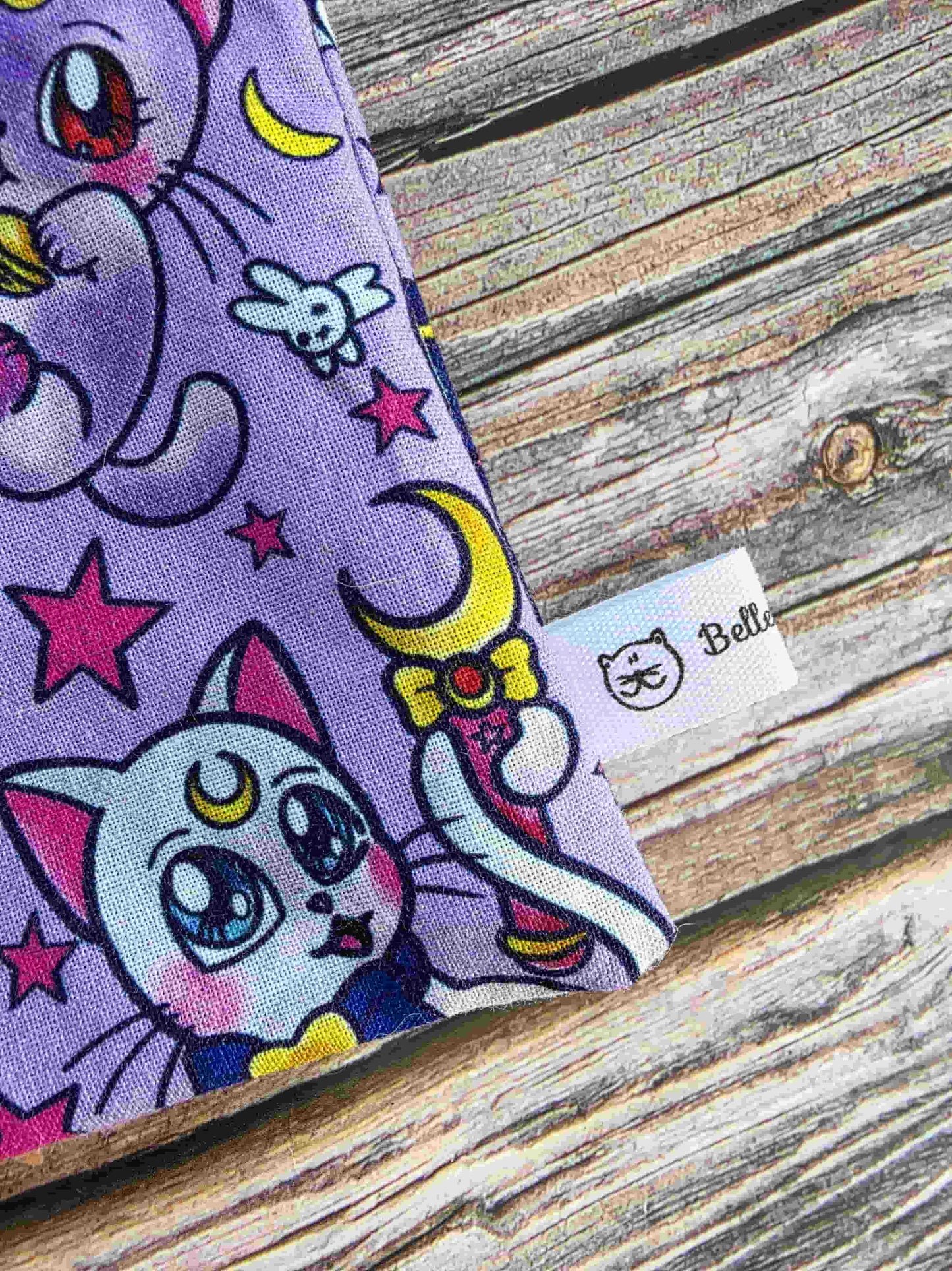 pochette livre inspiré par sailor moon, chat noir et chat blanc. Bellette Workshop. Kawaii, cute book sleeve, manga. zoom sur l'étiquette