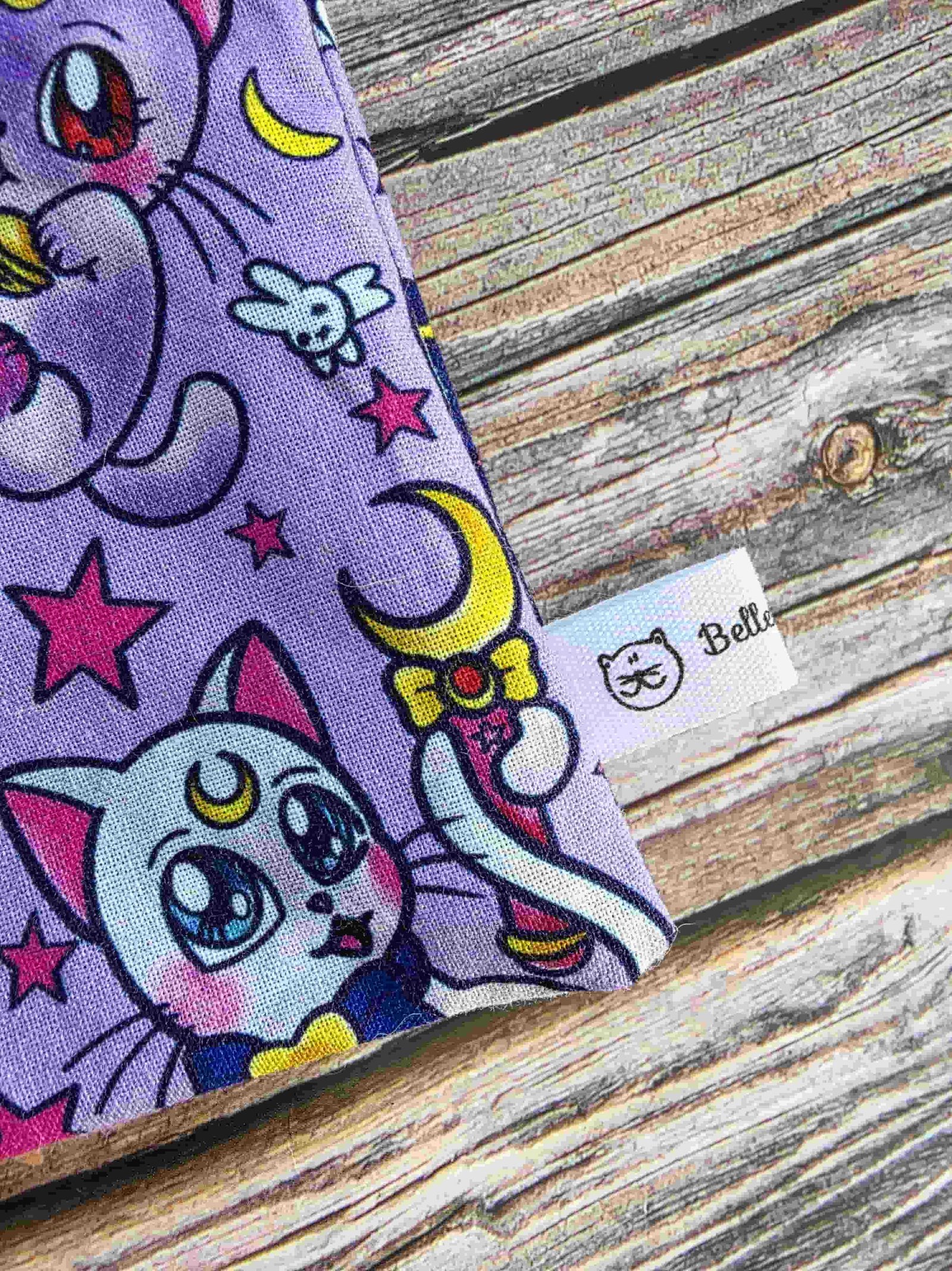 pochette livre inspiré par sailor moon, chat noir et chat blanc. Bellette Workshop. Kawaii, cute book sleeve, manga. zoom sur l'étiquette