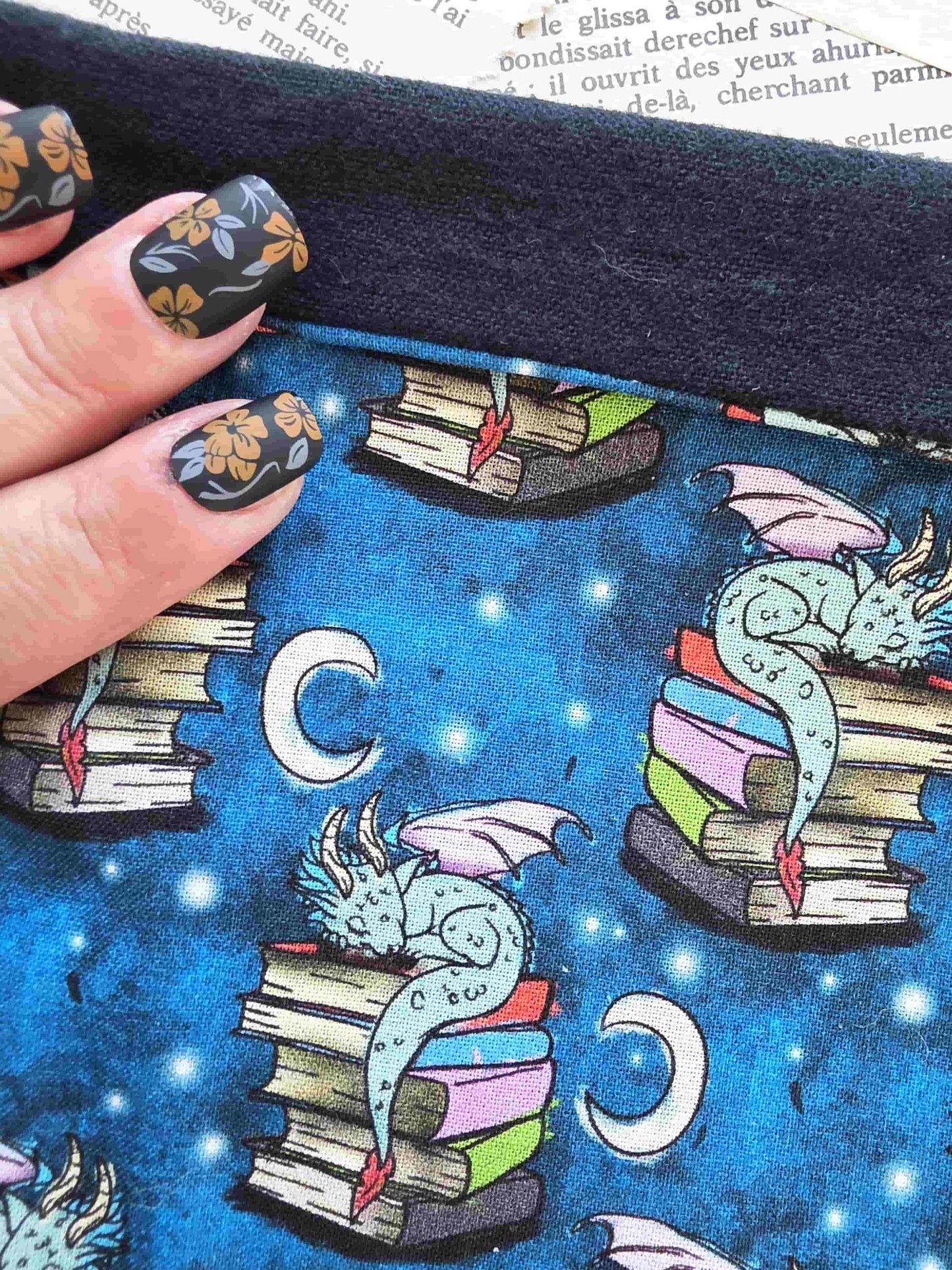 pochette à livre dragon gardien des livres. Tissu exclusif. Artisanal. Flanelle de coton. Bellette Workshop. Lecteur de fantasy avec marque page en tissu zoom sur la flanelle