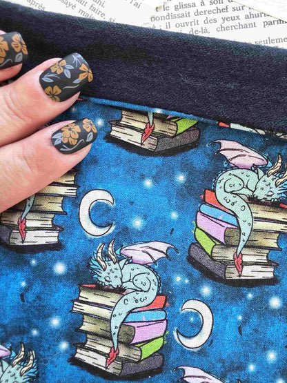 pochette à livre dragon gardien des livres. Tissu exclusif. Artisanal. Flanelle de coton. Bellette Workshop. Lecteur de fantasy avec marque page en tissu zoom sur la flanelle