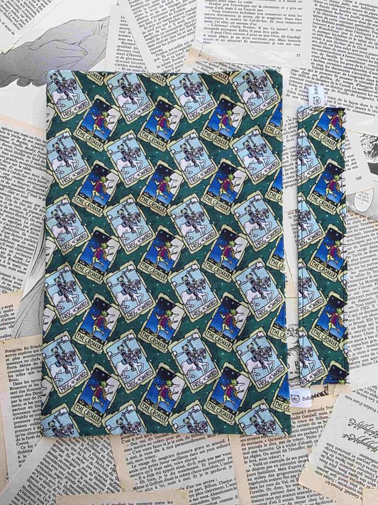 pochette à livre le croasseur. book sleeve grenouille chevalier, fantasy. Tissu exclusif. Artisanal. Flanelle de coton. Bellette Workshop. Lecteur de fantasy et de cosy fantasy. The croaker. Frog of swords avec marque-page en tissu assorti