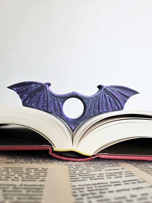 bague de lecture ailes de chauve-souris, vampire. Pour passionné de bit-lit. impression 3D en PLA noir et violet. Fait main. Bellette workshop. Reading ring, 3d printed. Fantasy. Fantastique. Handmade with love. For booklovers. Cadeau fait main