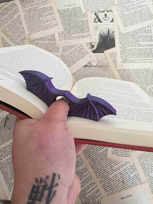 bague de lecture ailes de chauve-souris, vampire. Pour passionné de bit-lit. impression 3D en PLA noir et violet. Fait main. Bellette workshop. Reading ring, 3d printed. Fantasy. Fantastique. Handmade with love. For booklovers. Cadeau fait main. Dans ma main, pouce